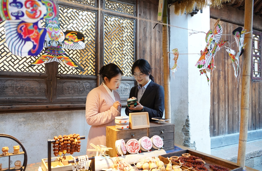 農行嘉興分行客戶經理為商戶提供金融服務。浙江農行供圖