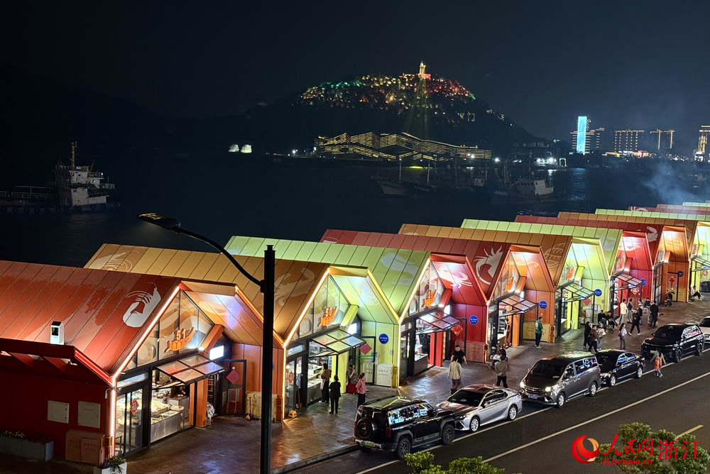夜幕降臨，舟山沈家門夜排檔熱鬧非凡。人民網 方彭依夢攝