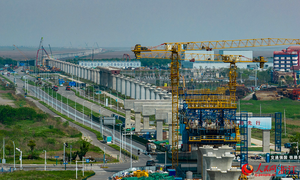 通蘇嘉甬高鐵寧波前灣新區段項目建設現場，建設者正在加緊作業。人民網 章勇濤攝