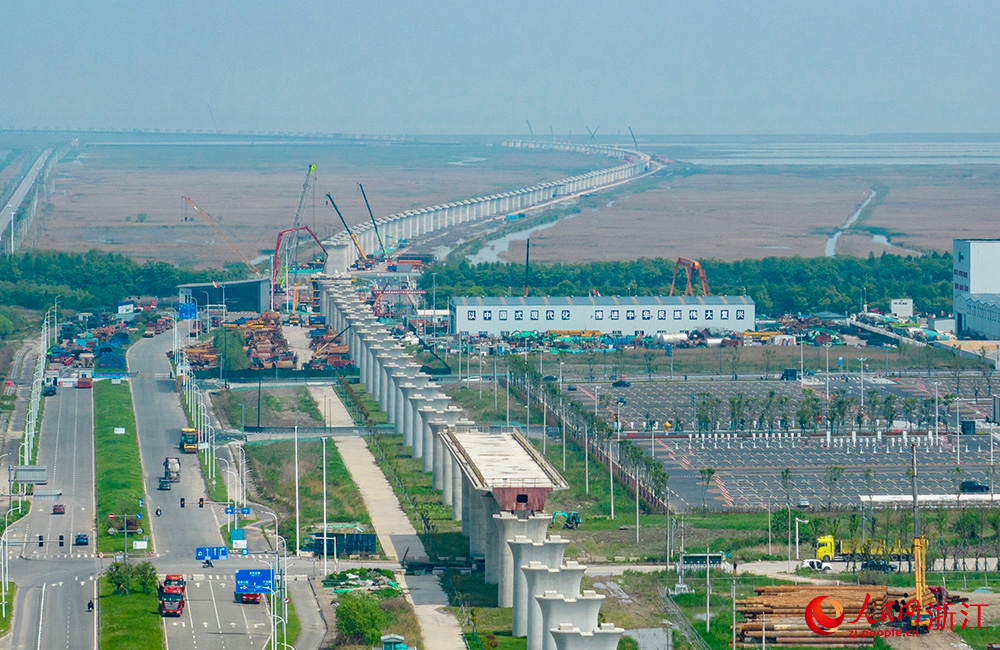 通蘇嘉甬高鐵寧波前灣新區段項目建設現場，建設者正在加緊作業。人民網 章勇濤攝