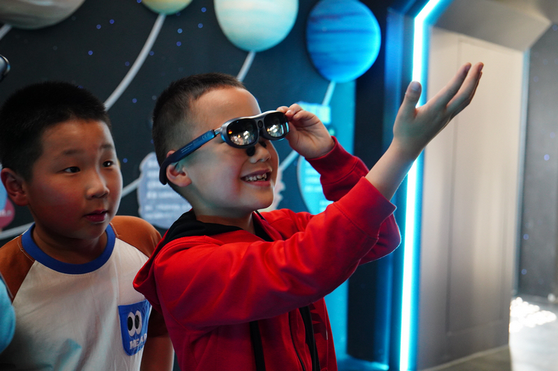 杭州市蔣筑英學校春托班的孩子體驗科技應用。周樂躍攝