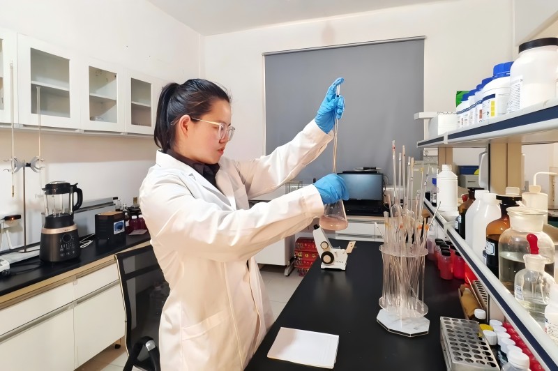 楊馥瑋在研發室。受訪者供圖