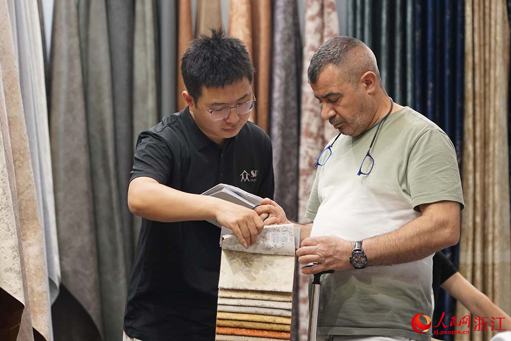 外商在紹興國際會展中心采購商品。人民網 章勇濤攝