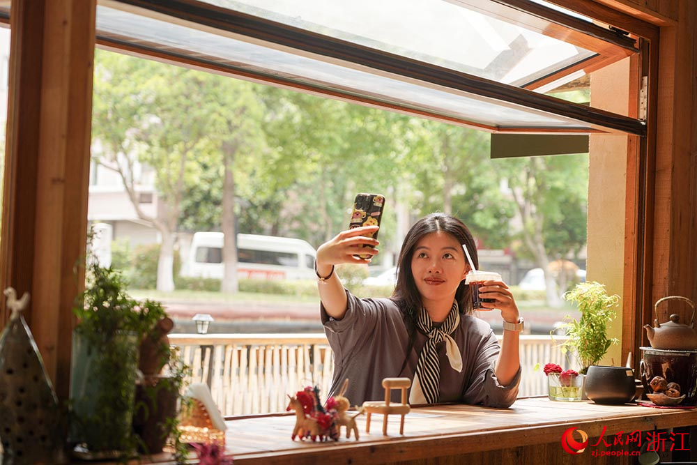 游客在浙江省慈溪市滸山街道大河口藝術部落游玩。人民網 章勇濤攝