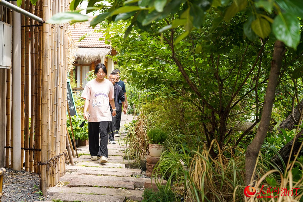 游客在浙江省慈溪市滸山街道大河口藝術部落游玩。人民網 章勇濤攝