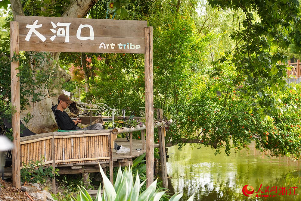 在浙江省慈溪市滸山街道大河口藝術部落，咖啡師在門口休憩。人民網 章勇濤攝