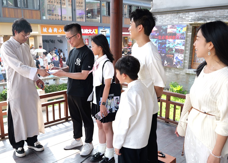 市民游客參與沉浸式劇本演繹。平陽市委宣傳部供圖