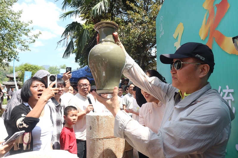 “不滅窯火”開窯儀式現場。龍泉市委宣傳部供圖