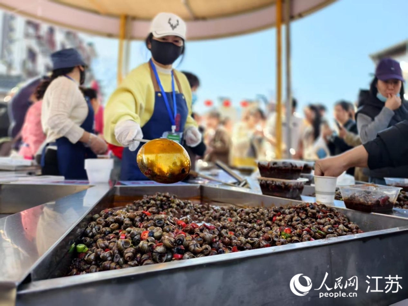 淮安市洪澤區蔣壩周末市集上熱賣的“麻辣小螺螄”。人民網記者 馬曉波攝