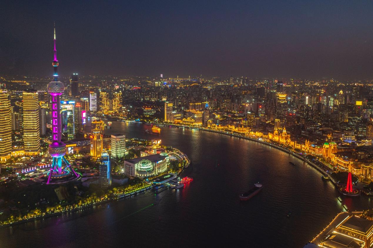 白玉蘭廣場觀景平臺俯瞰黃浦江兩岸。人民網記者 王初攝