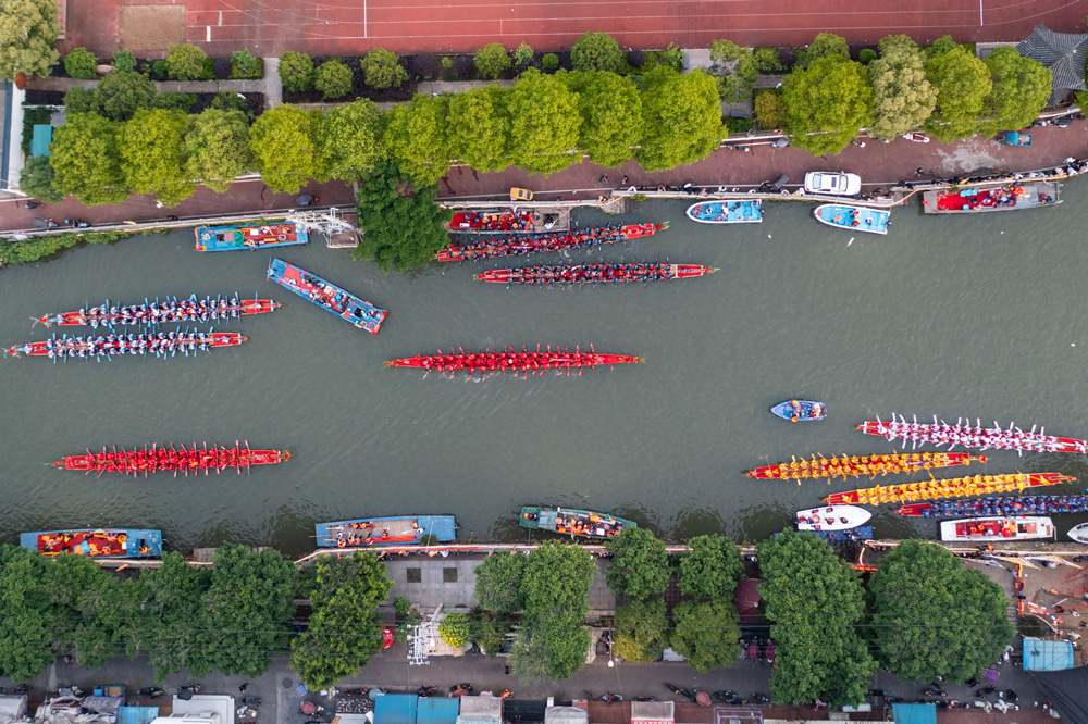 多艘龍舟在塘河競渡。孫凜攝