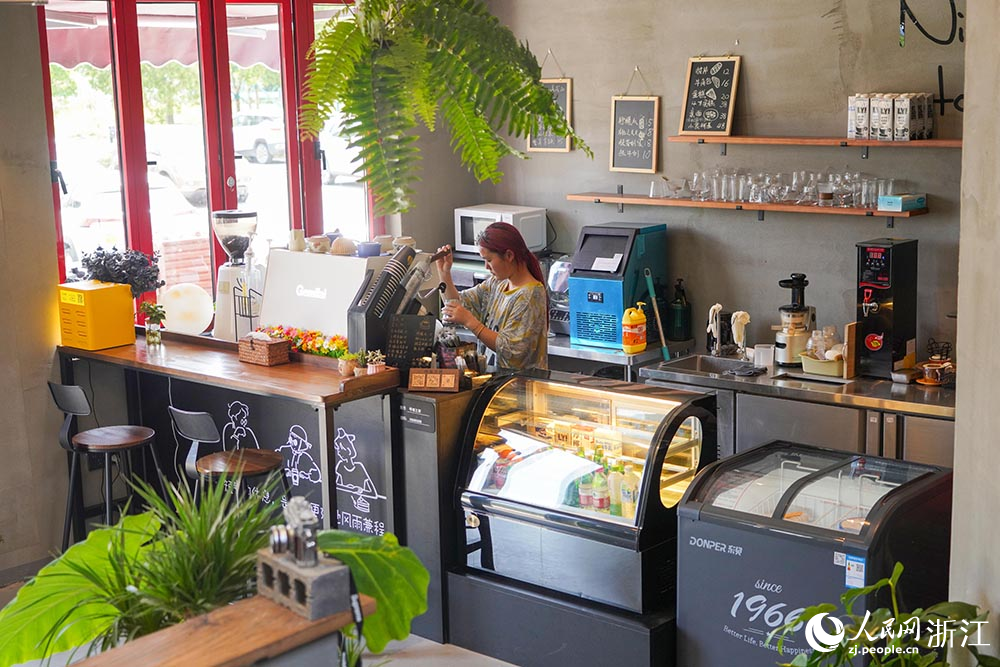 浙江省寧波市北侖區梅山街道梅港村，咖啡師在制作咖啡。人民網 章勇濤攝