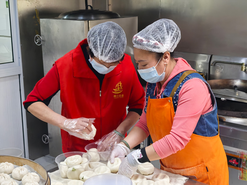 “朱佳悅”包子鋪內，工作人員正在制作包子。甬江街道供圖