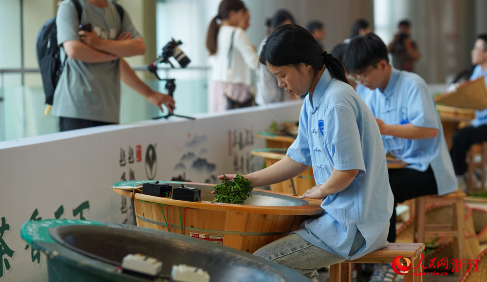 茶博會期間舉辦的浙江省龍井茶炒制技能大賽。人民網記者 郭揚攝