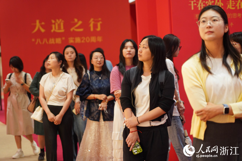 青年宣講員們踏上研學之旅。人民網 章勇濤攝