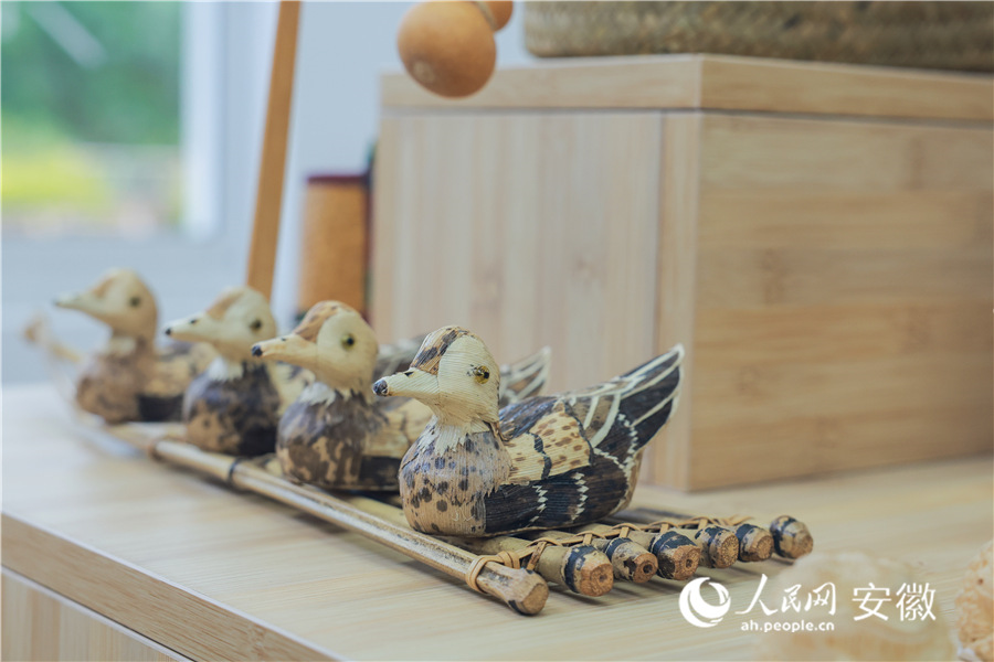 用筍衣編成的動物擺件惟妙惟肖。人民網記者 張俊攝