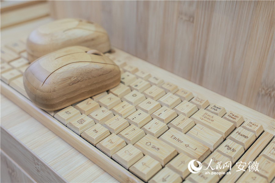自帶藍牙功能的竹鍵盤和竹鼠標。人民網記者 張俊攝