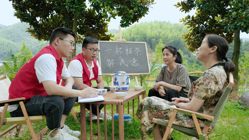安吉縣孝豐鎮夏陽村黨支部書記鮑鑫幫帶徒弟黎波開展“一杯粗茶解民意”活動。安吉縣委宣傳部供圖