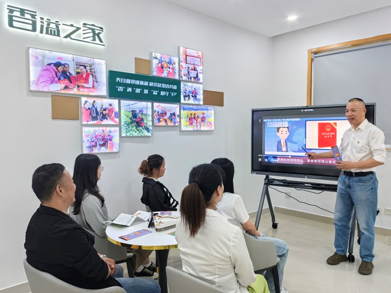 “香溢”普法志愿者為卷煙零售戶普及法律知識。臨安區煙草專賣局供圖