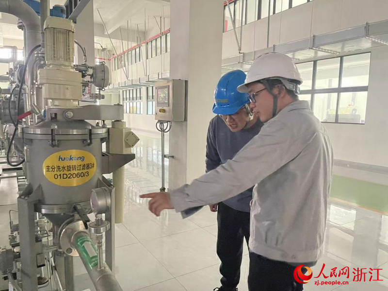 在華康生物生產基地，工作人員正在檢查設備運轉情況。人民網記者 王麗瑋攝