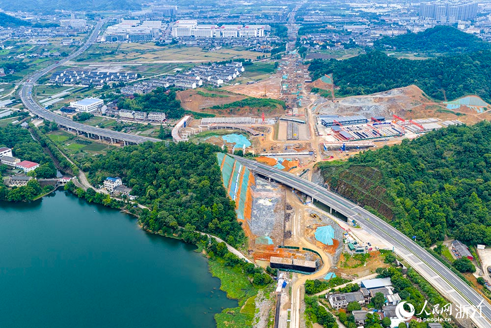 甬臺溫高速公路改擴建工程臺州市黃巖段施工現場，工人正在加緊建設。人民網 章勇濤攝