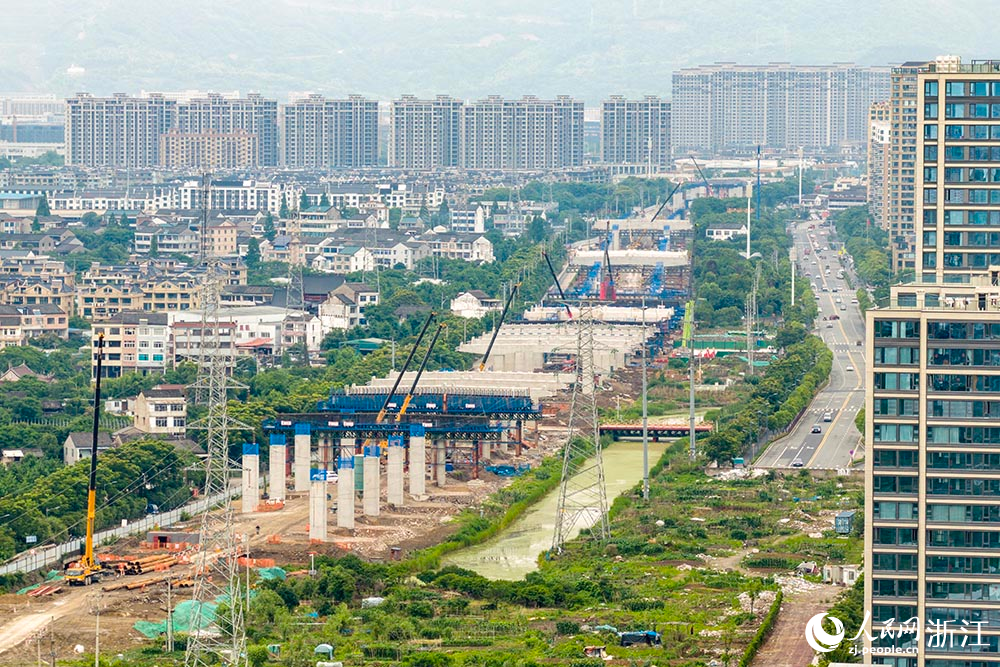 甬臺溫高速公路改擴建工程臺州市黃巖段施工現場，工人正在加緊建設。人民網 章勇濤攝