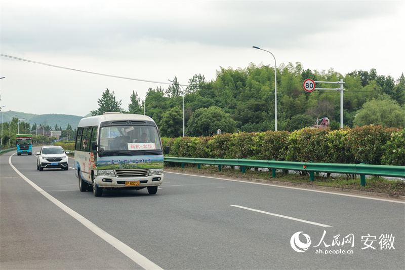 行駛在兩省交界處的跨省公交。人民網記者 張俊攝