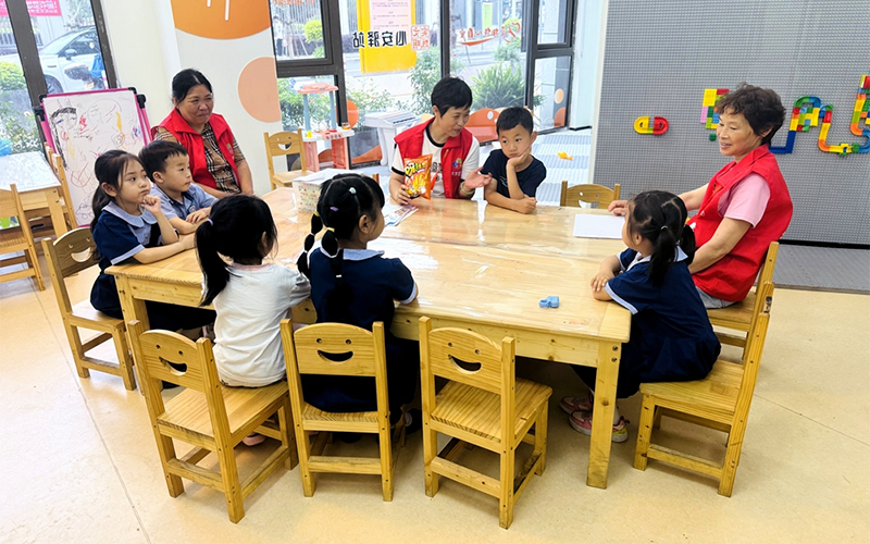 “共享奶奶”與孩子們交流。洋洪社區供圖