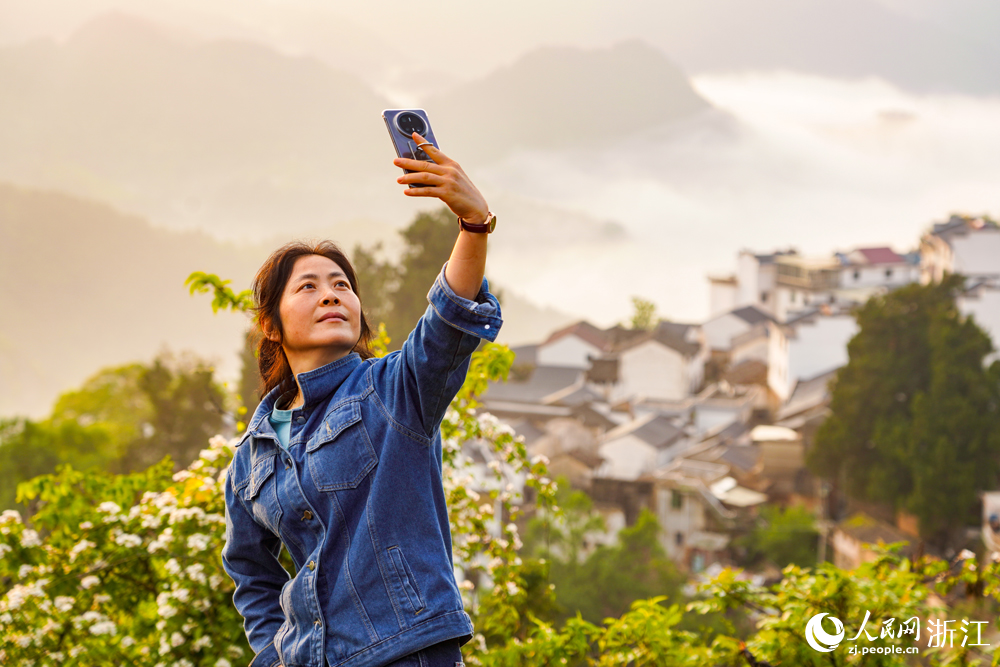 游客在浙江省杭州市淳安縣金峰鄉百照村留影。人民網 章勇濤攝