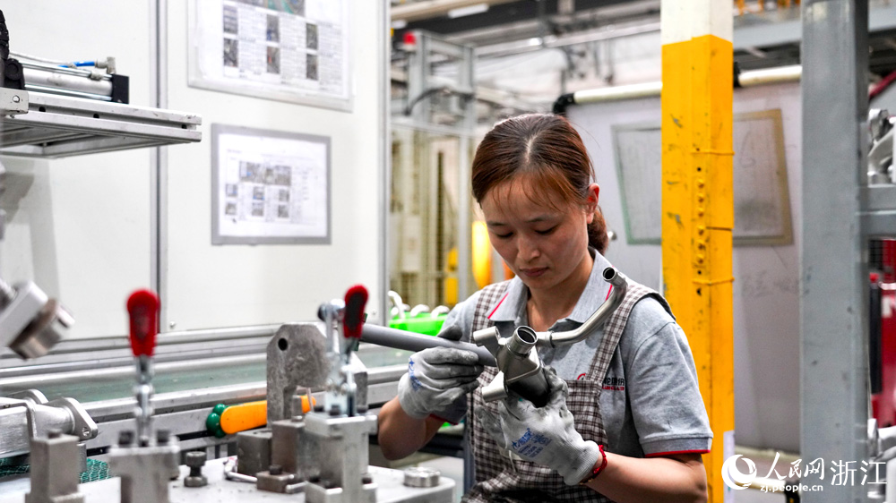 浙江銀輪機械股份有限公司生產車間內，工人正在有條不紊生產。人民網記者 郭揚攝