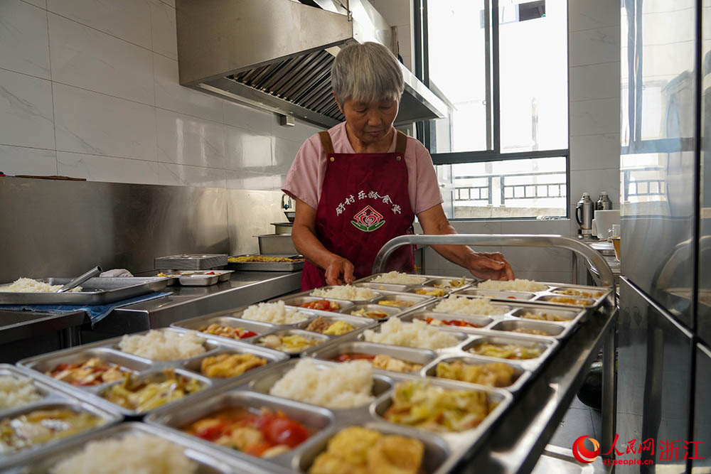 在浙江省紹興市柯橋區王壇鎮老年食堂里，工作人員在準備午餐。人民網 章勇濤攝