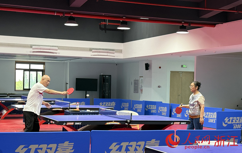 村民在公共服務中心內運動健身。人民網 方彭依夢攝