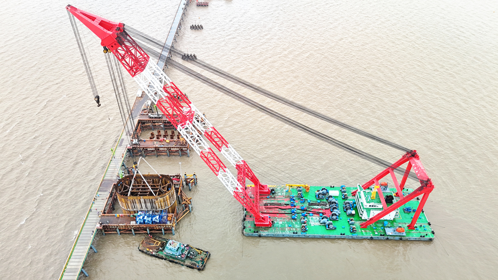 杭州灣跨海鐵路橋建設持續推進。寧波前灣新區供圖