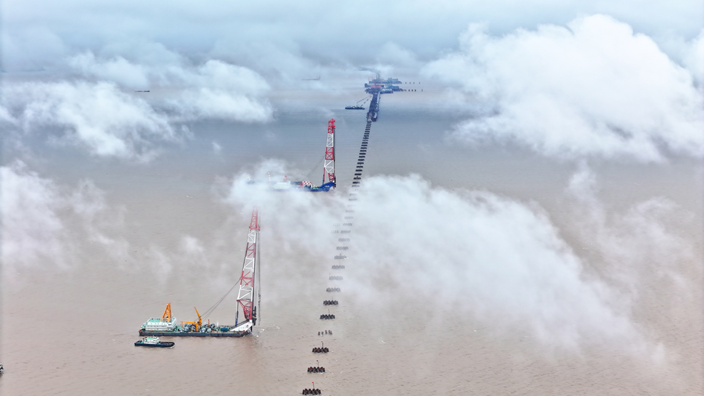 杭州灣跨海鐵路橋建設持續推進。寧波前灣新區供圖