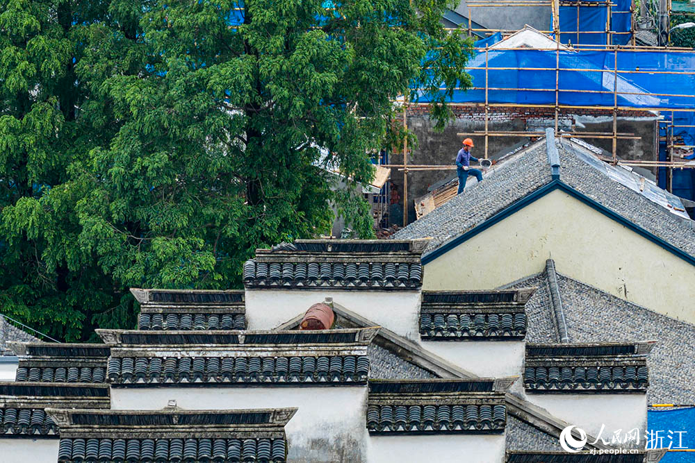 空中俯瞰浙江省嘉興市秀洲區新塍老街保護提升項目，工人在現場有序施工。人民網 章勇濤攝