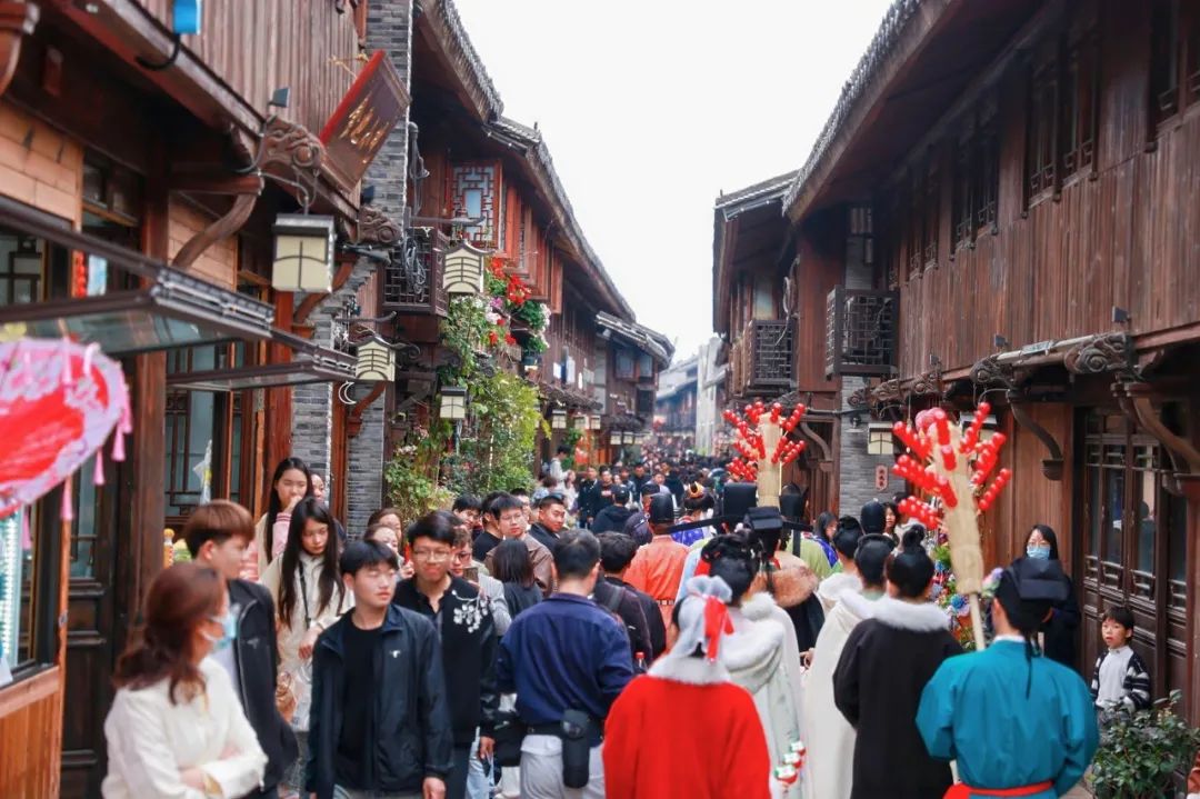 鼓貫長街，同比增長56%