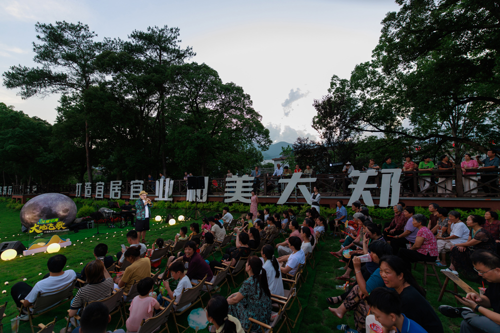 草坪音樂會現場?？娷姅z