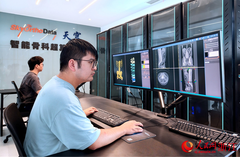 天穹骨科數據庫是開放性的3D骨科影像云平臺。人民網記者 張麗瑋攝