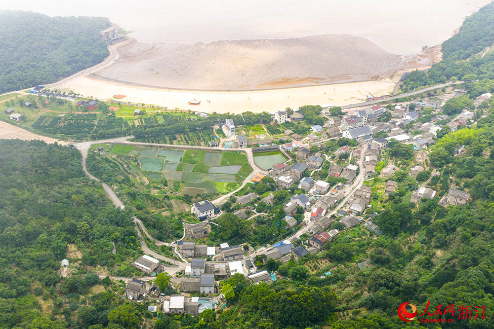 近日，空中俯瞰寧波市象山縣花岙島，屋舍、農田、水塘錯落，蔥郁林木環繞，勾勒出一幅靜謐又充滿生機的海島田園圖。人民網 章勇濤攝
