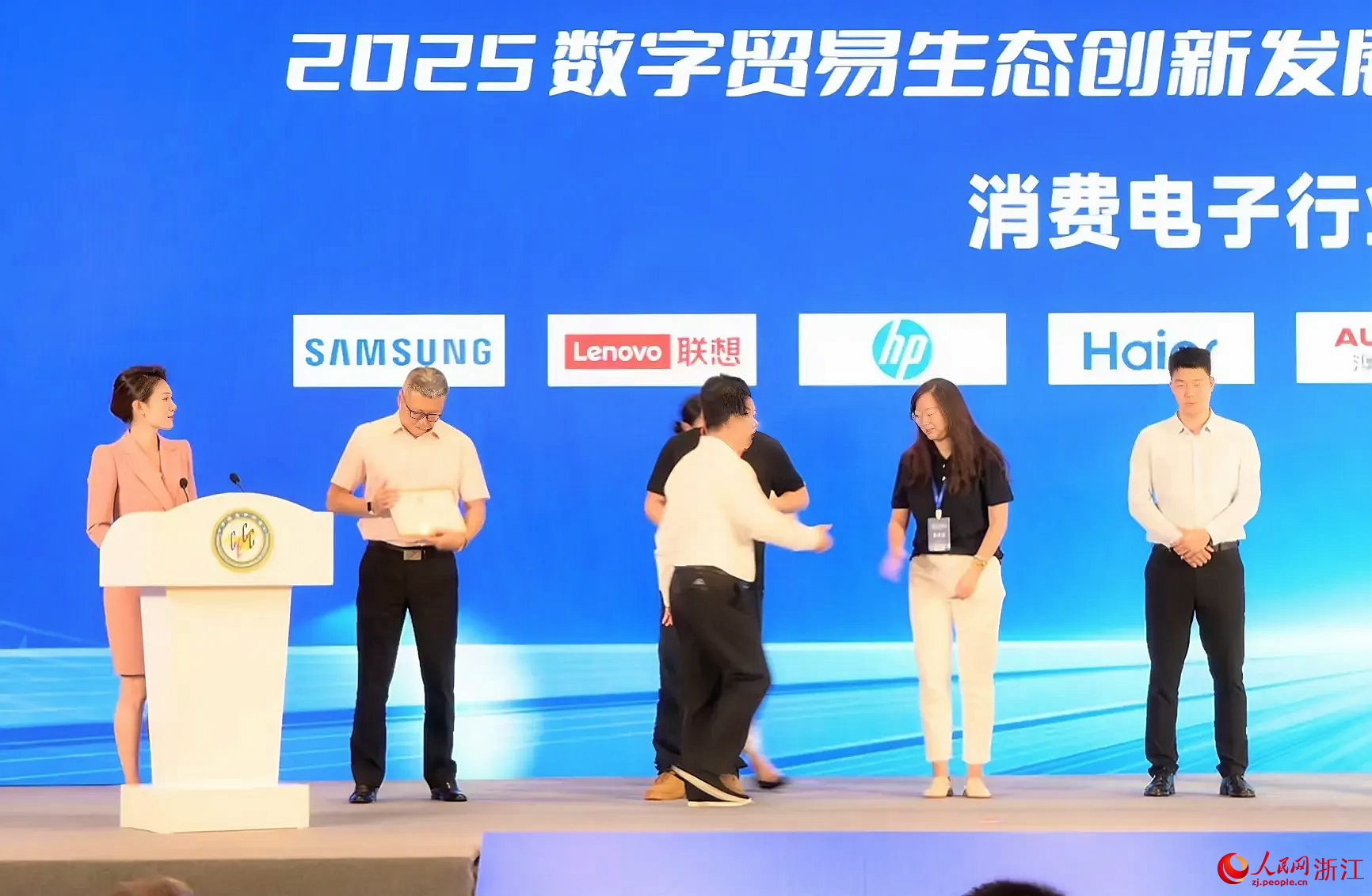 會上還舉行了消費電子行業客戶服務滿意單位、服務優選企業頒牌儀式。人民網記者 張麗瑋攝