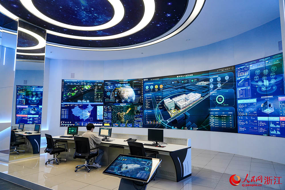 工人在智能化生產駕駛艙作業。人民網 章勇濤攝