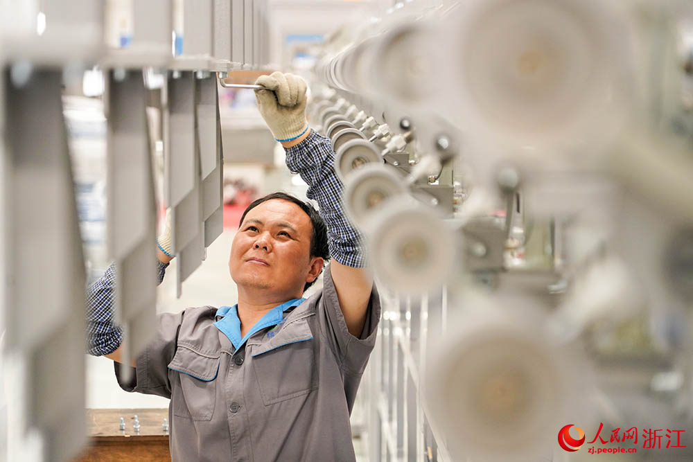 企業生產車間，工人們在生產線上趕制訂單。人民網 章勇濤攝