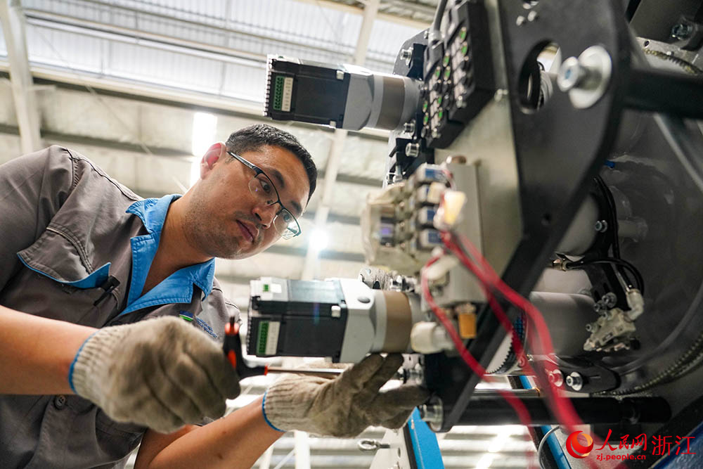 企業生產車間，工人們在生產線上趕制訂單。人民網 章勇濤攝