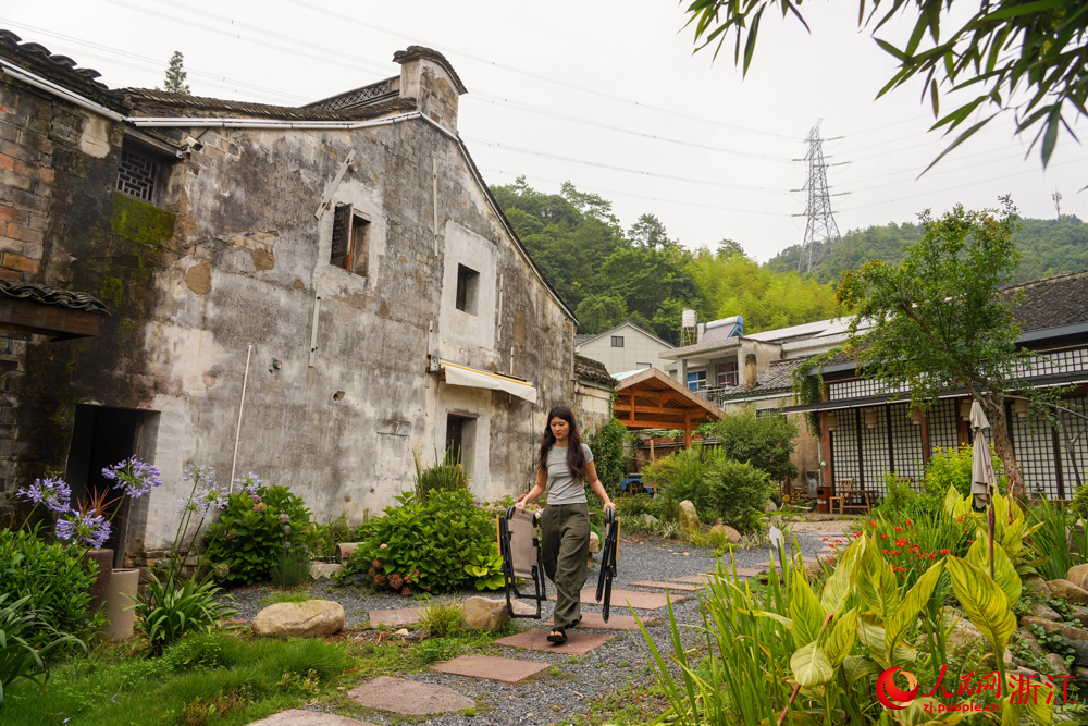 6月25日，寧波市寧?？h梅林街道河洪村一家民宿，工作人員在院子里忙碌。該村整合古宅改造為民宿、咖啡館、非遺體驗館等，引入創客20余位，形成“民宿+文創+康養”多元業態。人民網 章勇濤攝