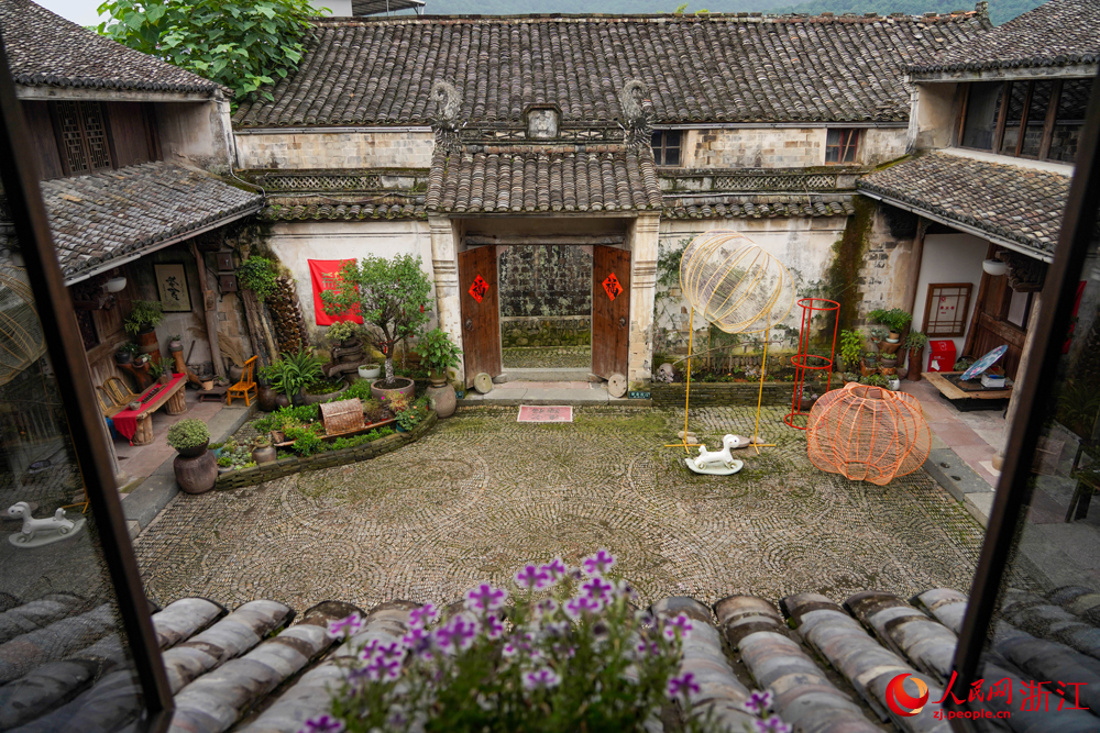 寧波市寧?？h梅林街道河洪村一家民宿的院內布置。該村整合古宅改造為民宿、咖啡館、非遺體驗館等，引入創客20余位，形成“民宿+文創+康養”多元業態。人民網 章勇濤攝