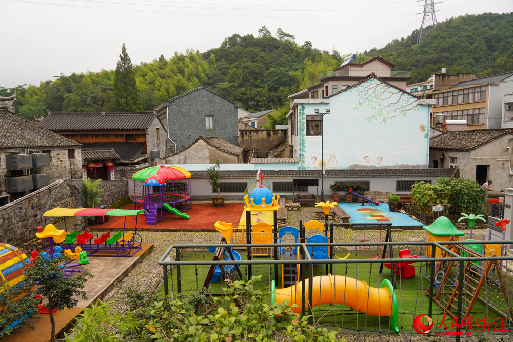 寧波市寧?？h梅林街道河洪村一處小朋友游樂場所。該村整合古宅改造為民宿、咖啡館、非遺體驗館等，引入創客20余位，形成“民宿+文創+康養”多元業態。人民網 章勇濤攝
