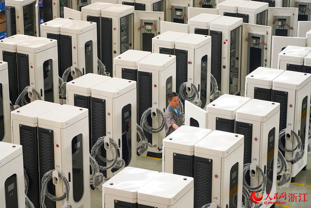 在浙江精工集成科技股份有限公司生產車間，工人們正全力趕制新能源充電樁。人民網 章勇濤攝