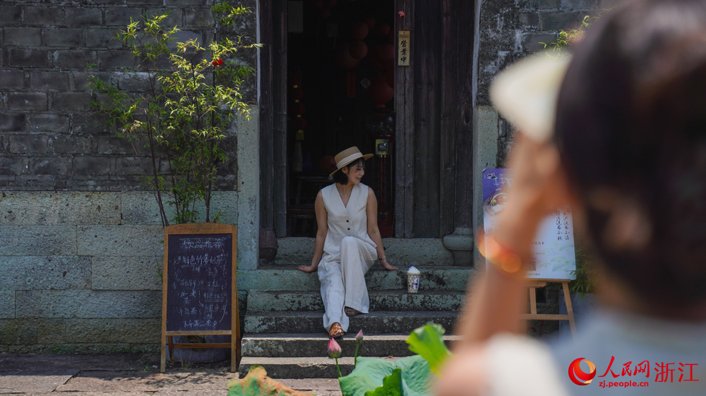 游客在村里打卡留念。人民網記者 郭揚攝