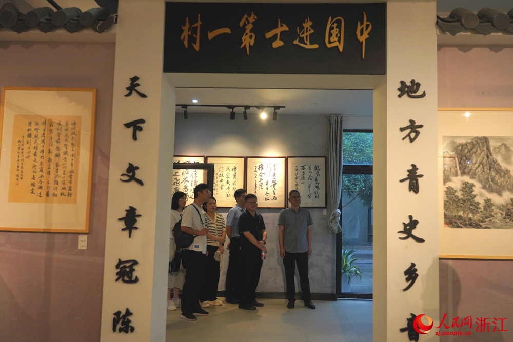 寧波市鄞州區姜山鎮走馬塘村，觀眾正在觀看展覽。人民網 劉欣蔚攝