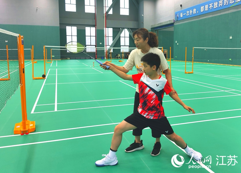顧小晶正在指導小球員訓練。人民網記者 王繼亮攝
